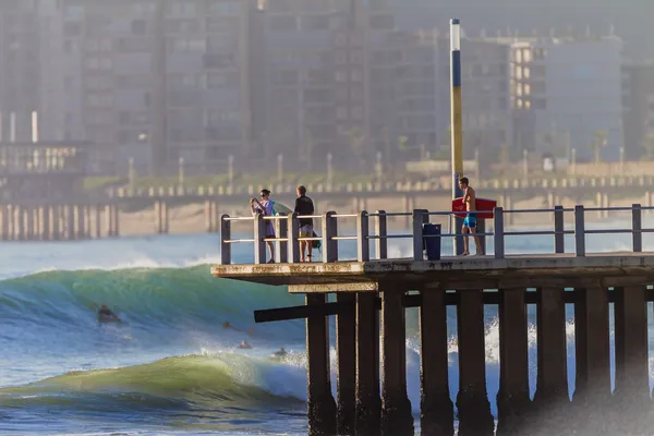Surfing sommaren vågor pier åskådare — Stockfoto