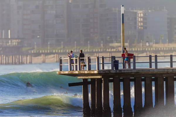 Surfing fale lato molo widzów — Zdjęcie stockowe