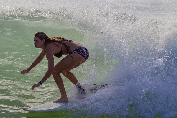 Surfing flicka sommaren vågor åtgärder — Stockfoto