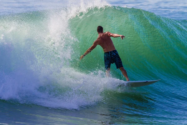 Surfing sommaren vågor åtgärder — Stockfoto