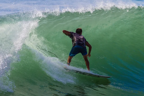 Surfing sommaren vågor åtgärder — Stockfoto