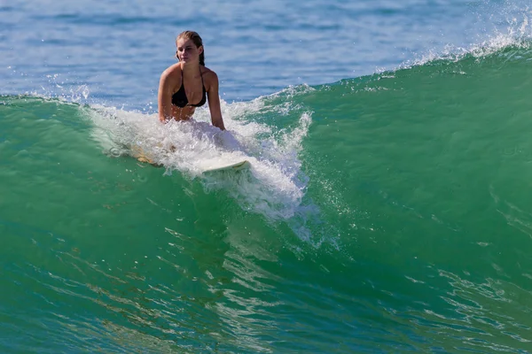 Surfing flicka missar fånga våg — Stockfoto