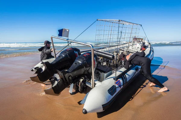 Nurkowanie Nurkowanie łódź shark cage nurkowanie — Zdjęcie stockowe