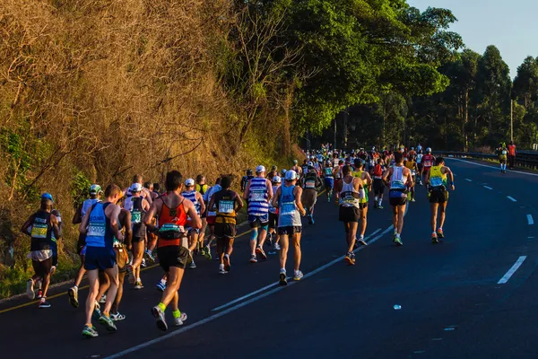 Ultra maraton běžci barvy slunce — Stock fotografie