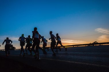 ultra maraton koşucular renkleri gündoğumu