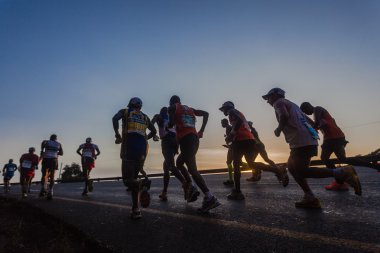 ultra maraton koşucular renkleri gündoğumu