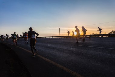 ultra maraton koşucular renkleri gündoğumu