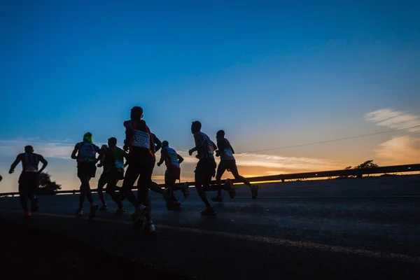 Ultra maraton biegaczy kolory wschód — Zdjęcie stockowe