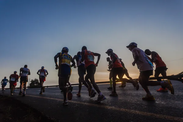 Ultra maraton koşucular renkleri gündoğumu — Stok fotoğraf