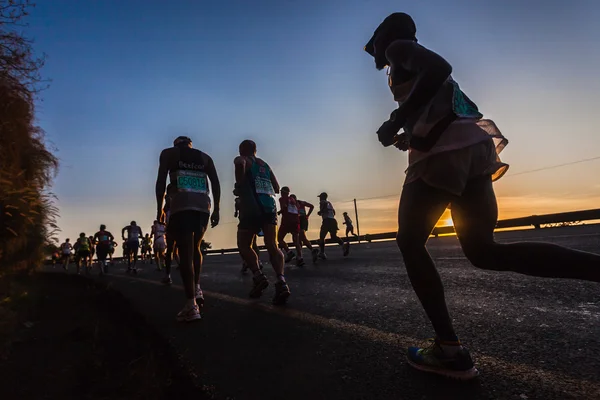 Ultra maraton běžci barvy slunce — Stock fotografie