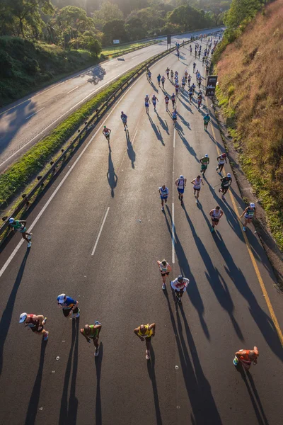 Ultra maratoni futók színeket napkelte — Stock Fotó