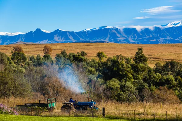 Traktor jordbruk säsonger berg — Stockfoto