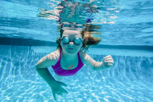 Ragazza nuotare occhiali subacquei — Foto Stock