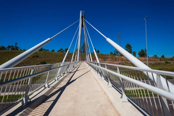 Gångbron kablar blå — Stockfoto