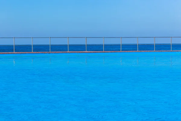 Schwimmbäder blauer Ozean — Stockfoto