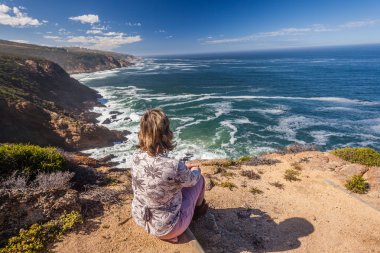 okyanus kıyı kayalıklardan kadın