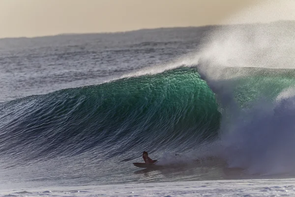 Vücut yatılı büyük dalga sörf — Stok fotoğraf