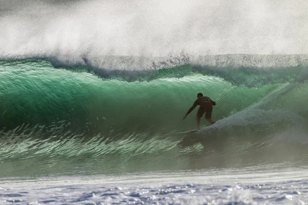 Surfař uvnitř duté vlny — Stock fotografie