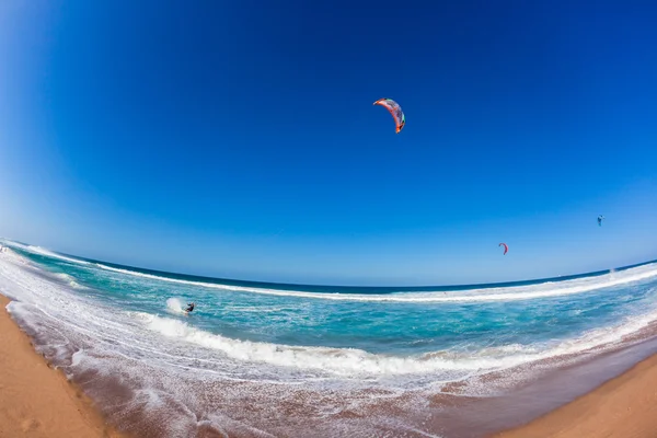 风筝冲浪蔚蓝的大海 — 图库照片