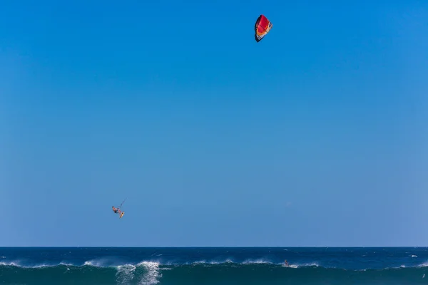 Kite surfingu modré moře — Stock fotografie