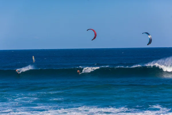 Kite surfingu błękitne morze — Zdjęcie stockowe