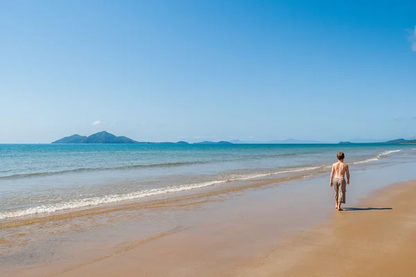 Menino Explorando Mar de Praia — Fotografia de Stock