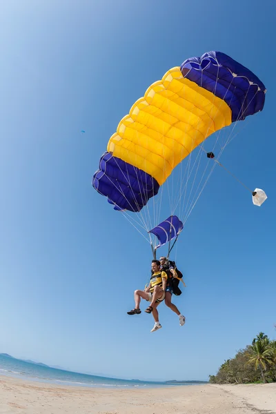 Skoki spadochronowe tandemowe lądowania — Zdjęcie stockowe