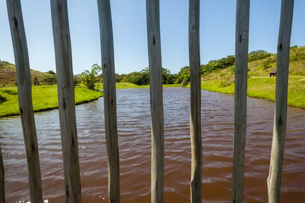 Dřevěný plot mokřadní vody — Stock fotografie