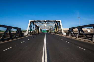 Orta yol metal Köprüsü