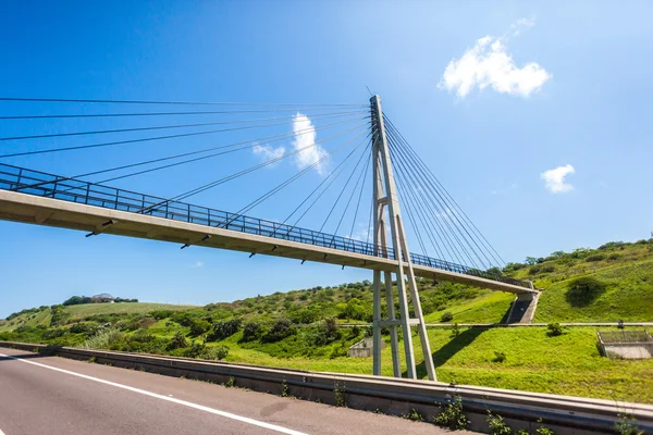 Fotgängare kabel bridge — Stockfoto