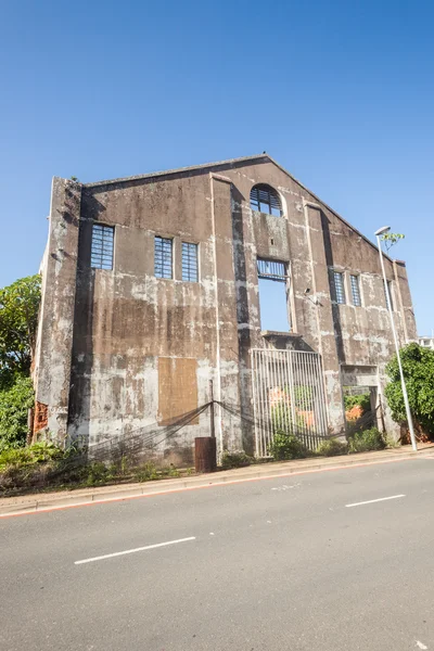 Caractéristiques du bâtiment brisé détruit — Photo