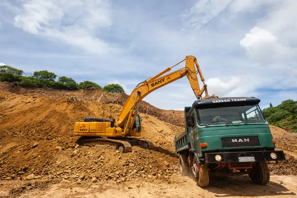 土方工程挖掘机机卡车施工项目 — 图库照片