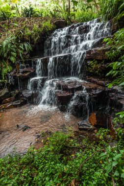 küçük rock nehir suyu düşmek