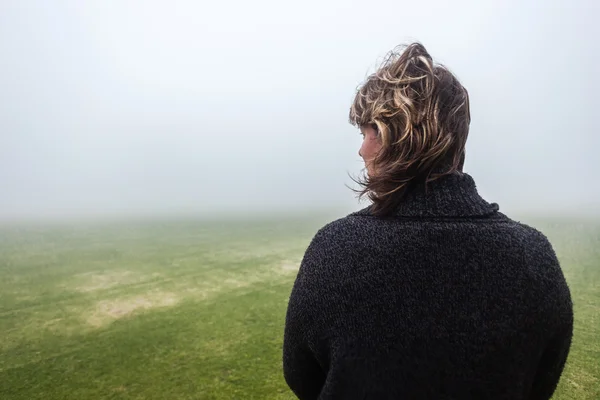 Kadın sis alanları — Stok fotoğraf