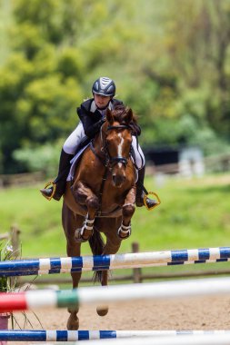 Atlı kız at atlama Yarışması