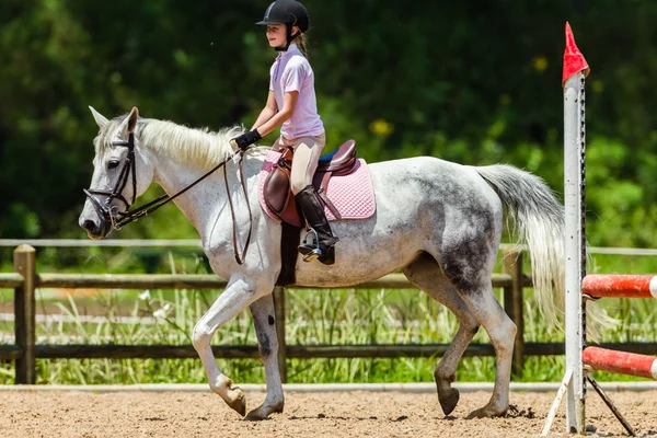 RID ung flicka häst — Stockfoto