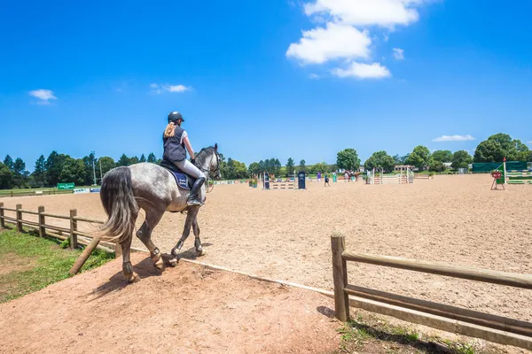 Ecuestre chica caballo competencia — Foto de Stock