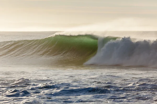 Eau de vague qui s'écrase le matin — Photo