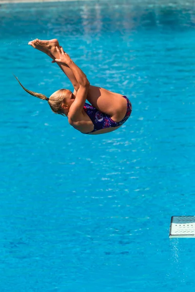 Kız havuz dalış su — Stok fotoğraf