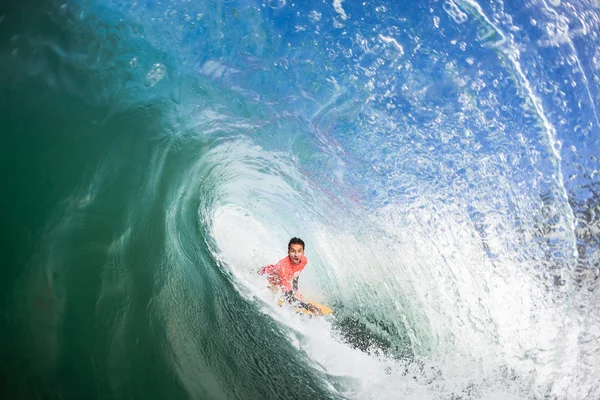 Surfa bodyboarder inuti ihåliga våg — Stockfoto