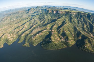 Hava kuşlar göz görünümü baraj manzara sular