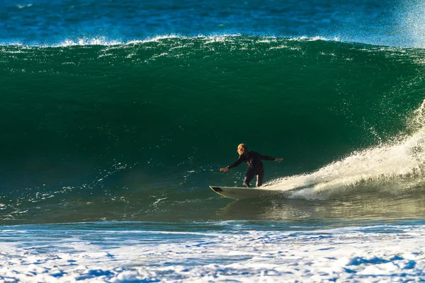 Surfer surfen Welle Herausforderung — Stockfoto