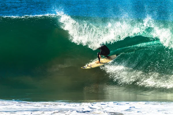 Surfer sörf dalgası meydan — Stok fotoğraf