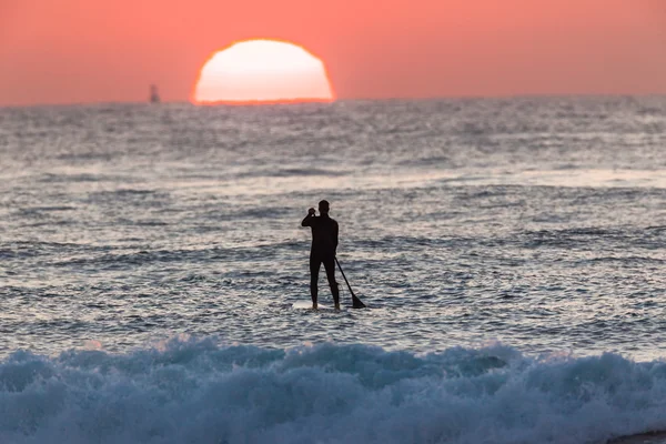 Orizzonte di surfista sup sunrise oceano — Foto Stock