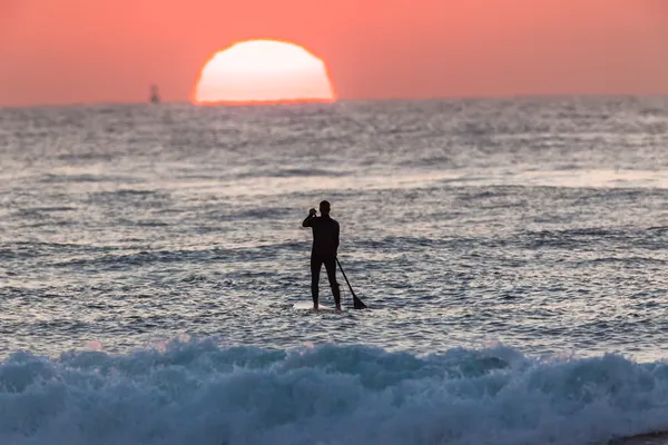 Orizzonte di surfista sup sunrise oceano — Foto Stock