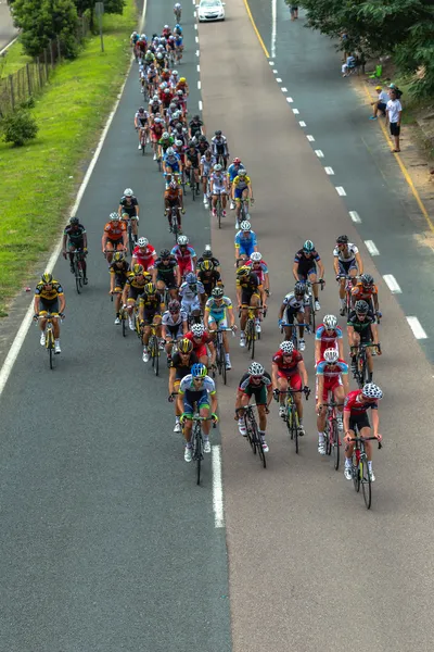 Riders Ciclismo Campos de estrada — Fotografia de Stock