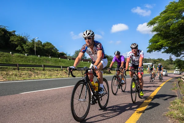 Zawodnicy, które drogi rowerowe pól — Zdjęcie stockowe