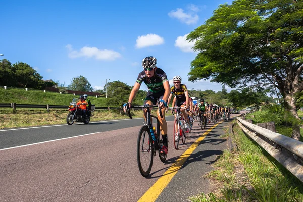 Zawodnicy, które drogi rowerowe pól — Zdjęcie stockowe