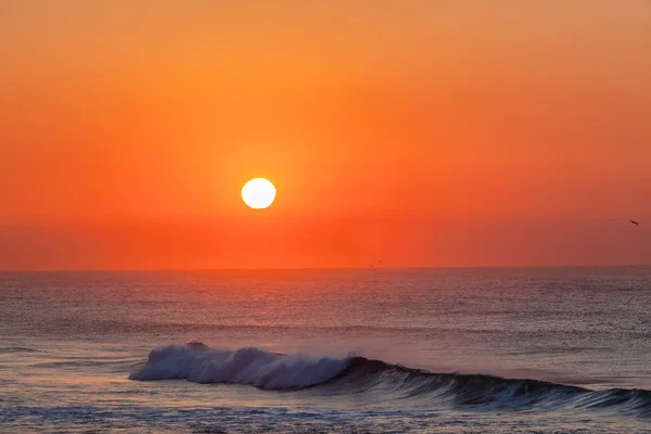 Sunrise okyanus dalgaları renkleri ufuk — Stok fotoğraf