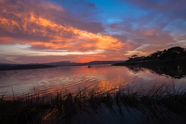 Dawn kleuren dam wateren vissen — Stockfoto